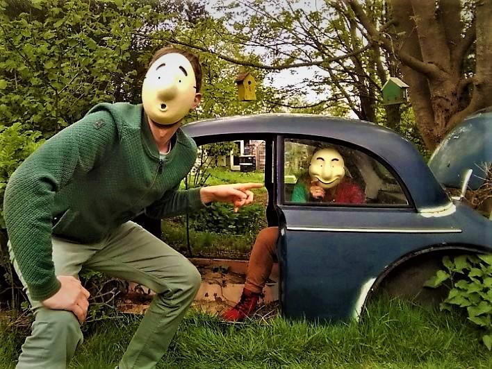 Karin-en-Klaas-spelen-met-maskers-in-de-tuin